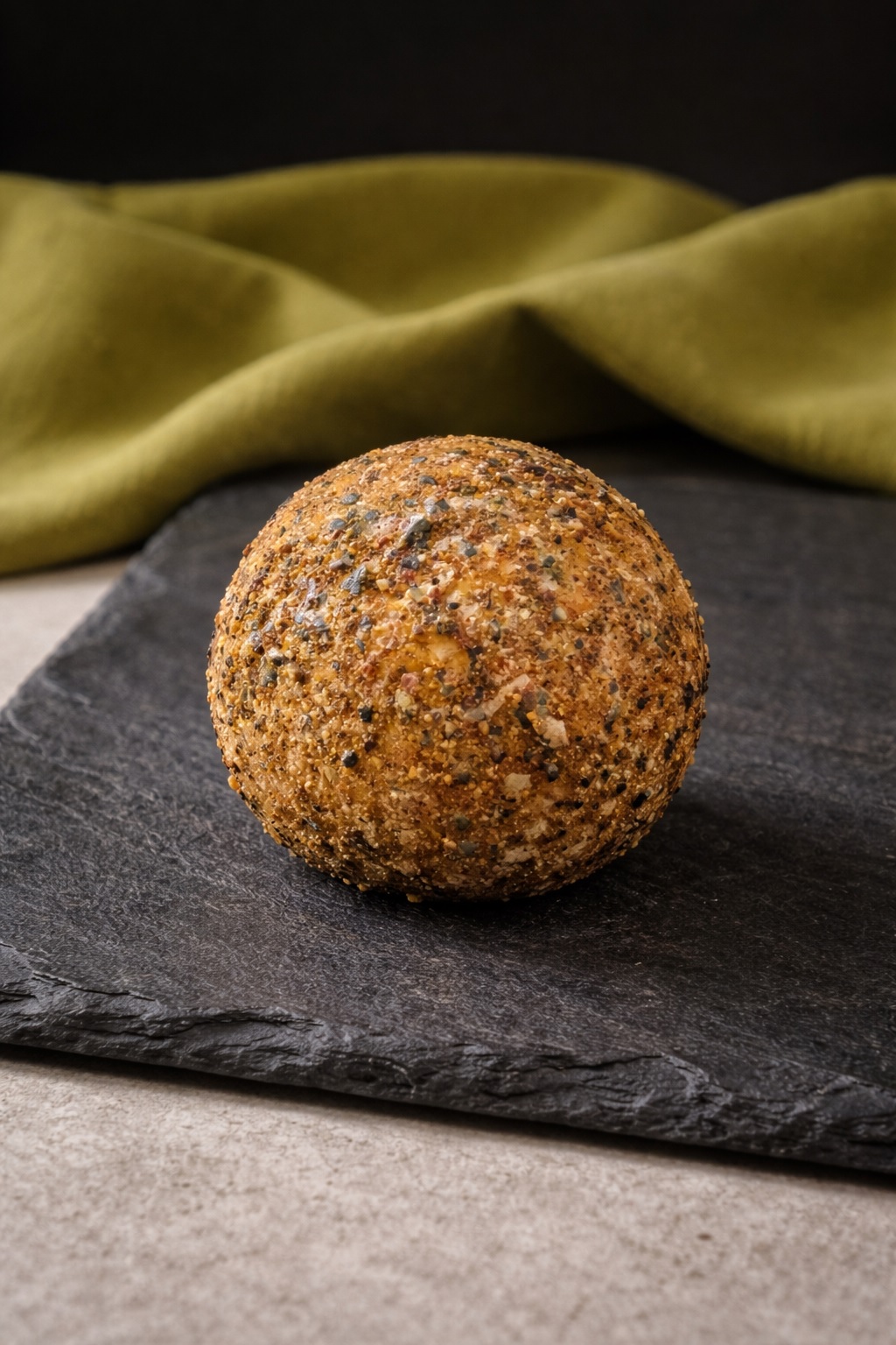 Белпер кнолле с кайенским перцем и жаренным кунжутом 1 шт