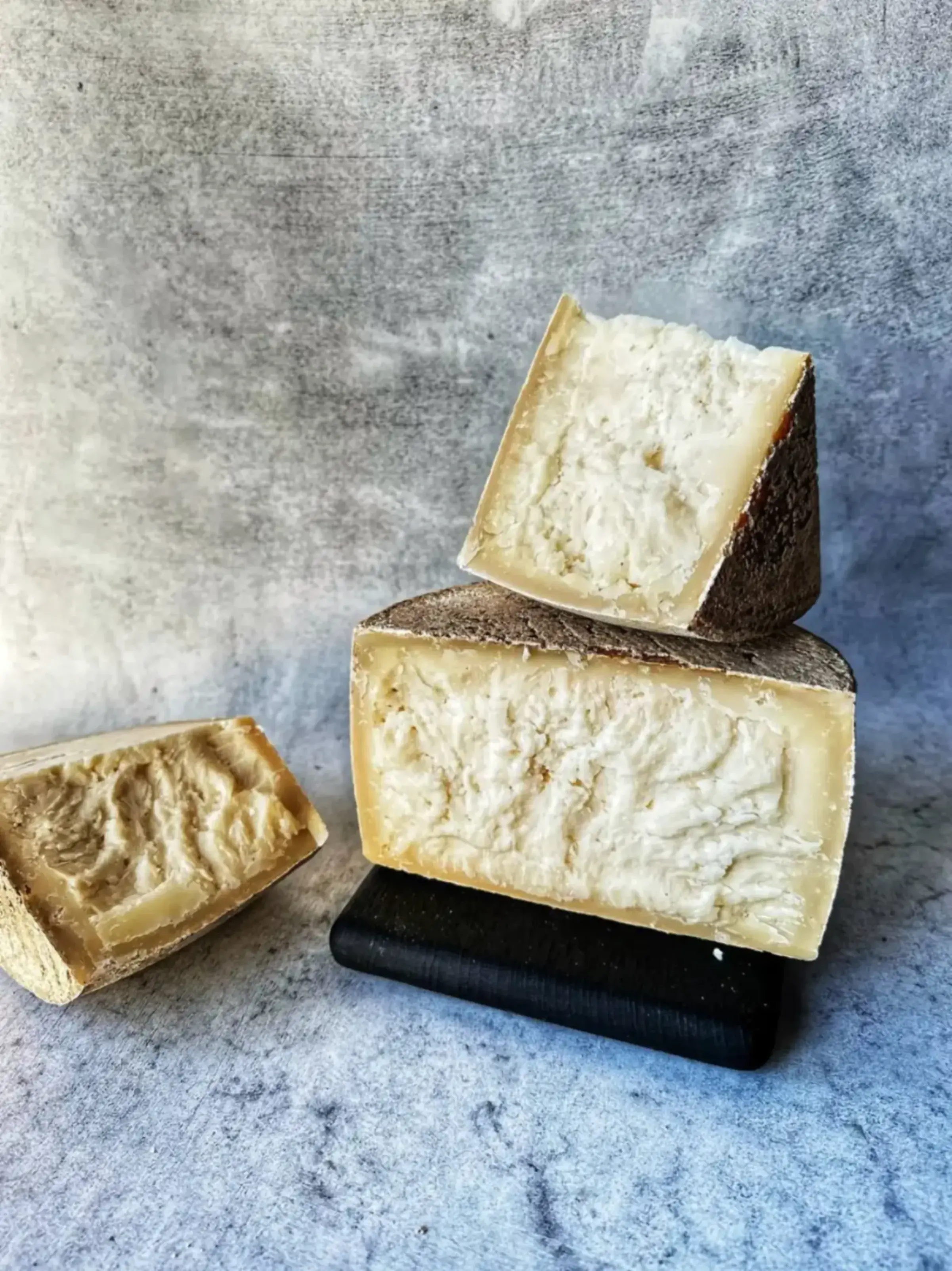 Азьяго козий 1 кг сыр